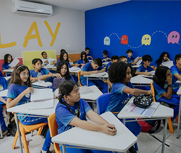 Sala de aula do fundamental 2 com alunos da melhor Escola Particular em Valentina, Gramame e Região.