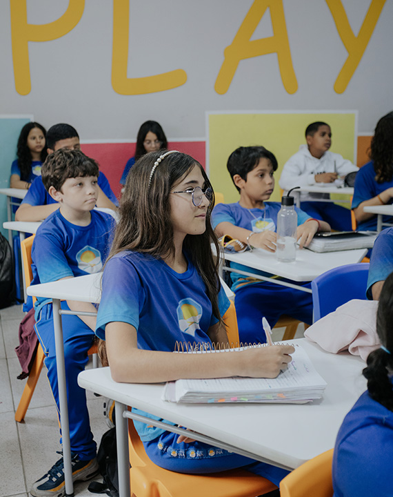 Alunos estudando em sala de aula