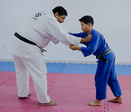 professor e aluno de judo em aula da melhor Escola Particular em Valentina, Gramame e Região.