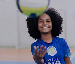 aluna praticando voleibol durante aula da melhor Escola Particular em Valentina, Gramame e Região.