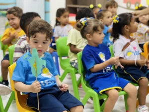 Alunos do infantil durante aula de alimentação saudável